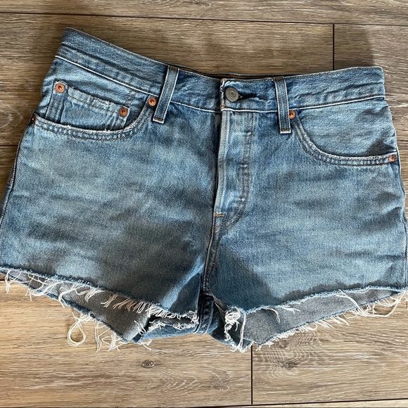 501 Levi’s shorts size 27 light wash high waisted - Picture 2 of 4